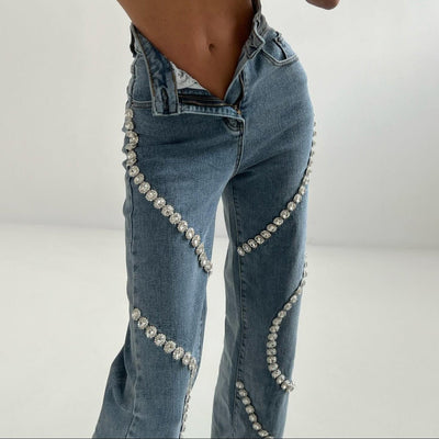 Damenjeans mit dekorativen Strasssteinen gerade geschnitten - Eloísa