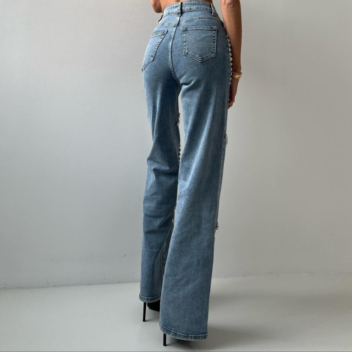 Damenjeans mit dekorativen Strasssteinen gerade geschnitten - Eloísa