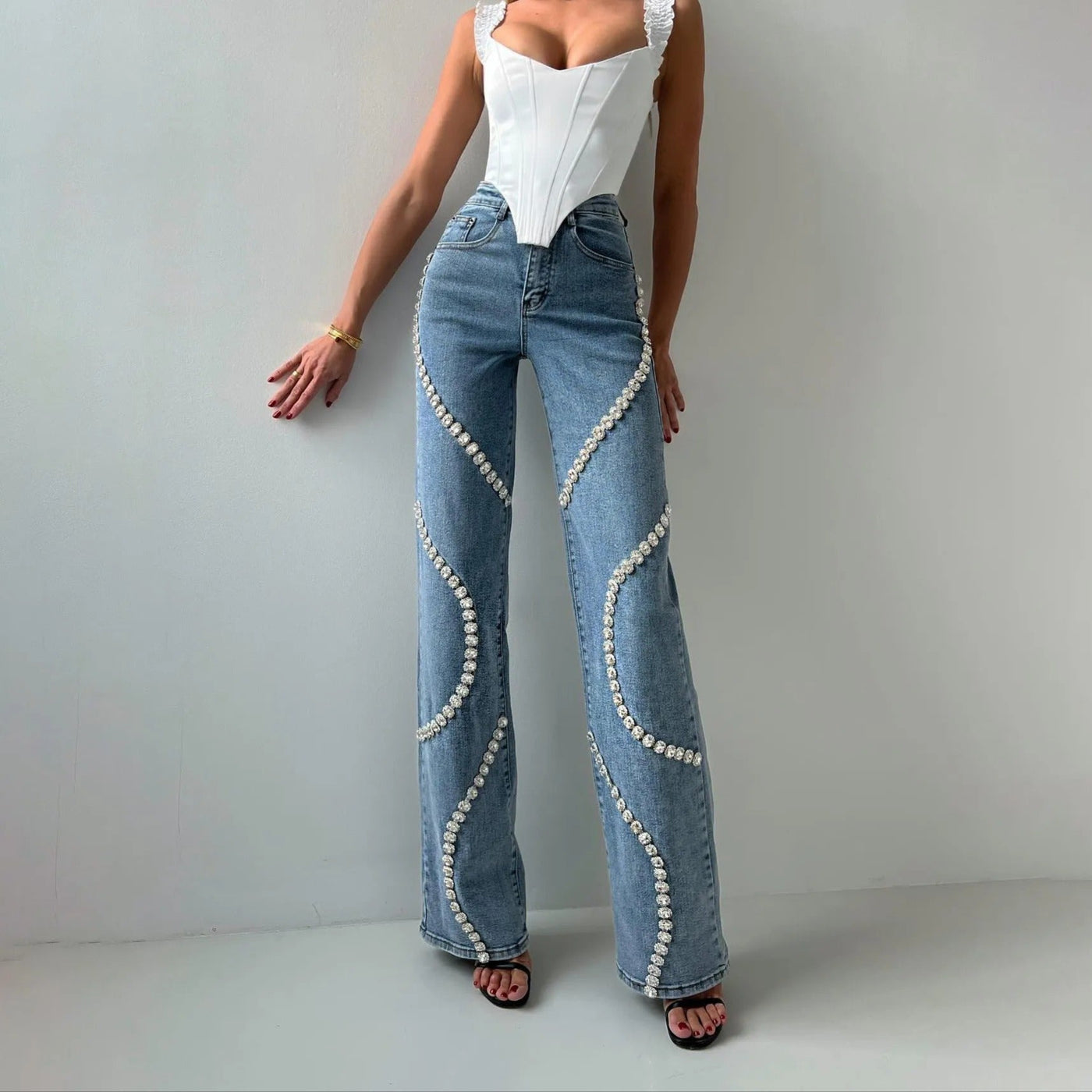 Damenjeans mit dekorativen Strasssteinen gerade geschnitten - Eloísa