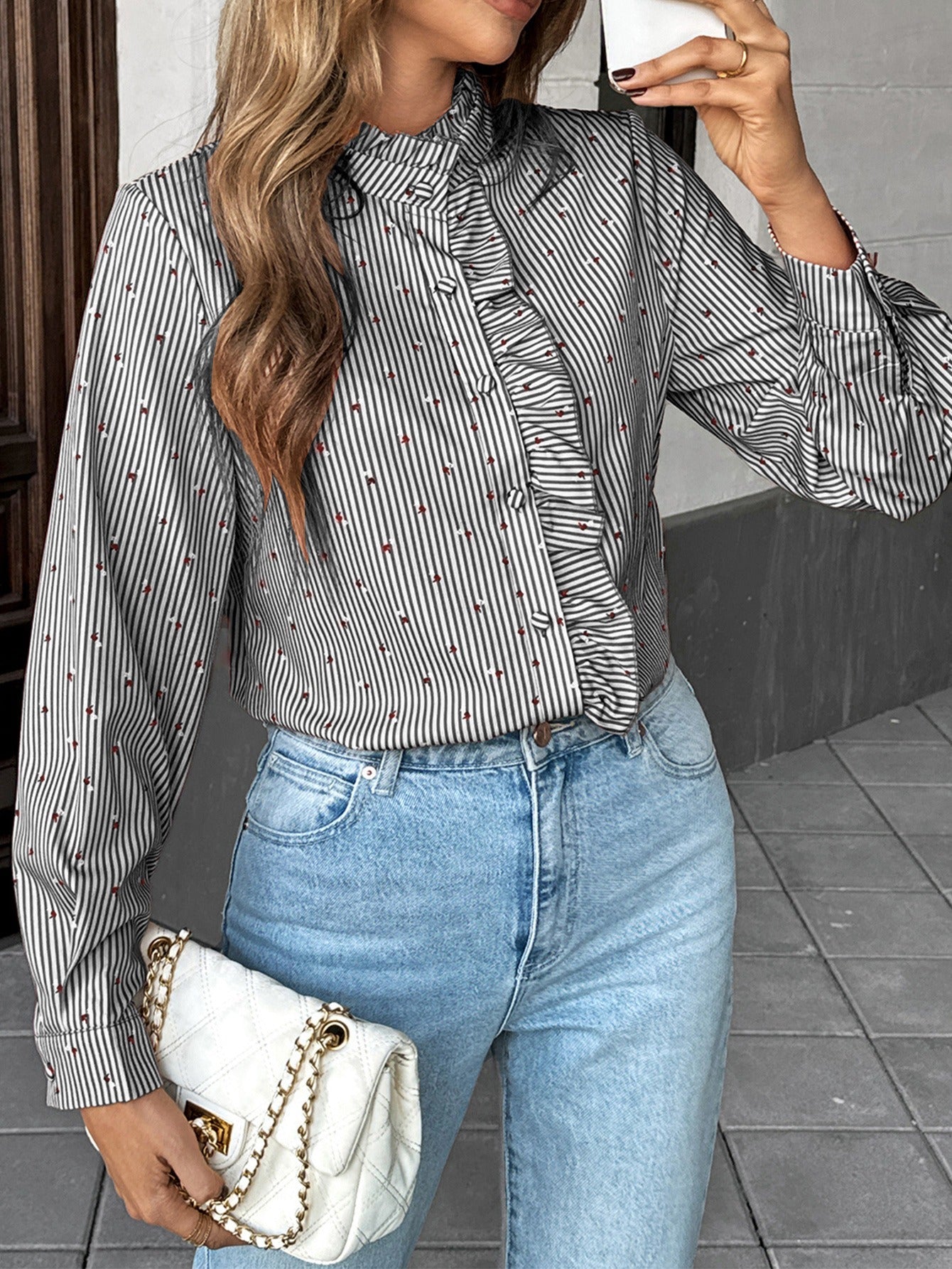 Langärmelige Damenbluse mit Rüschen und hohem Halsausschnitt - Lorena