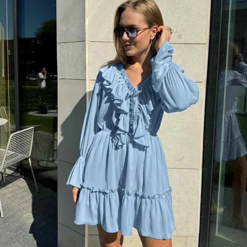 Alondra - Langärmeliges Kleid mit plissiertem V-Ausschnitt und Volants Fashion