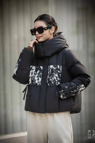 Elvy - Kurze Daunenjacke mit Kapuze und weichen Nähten