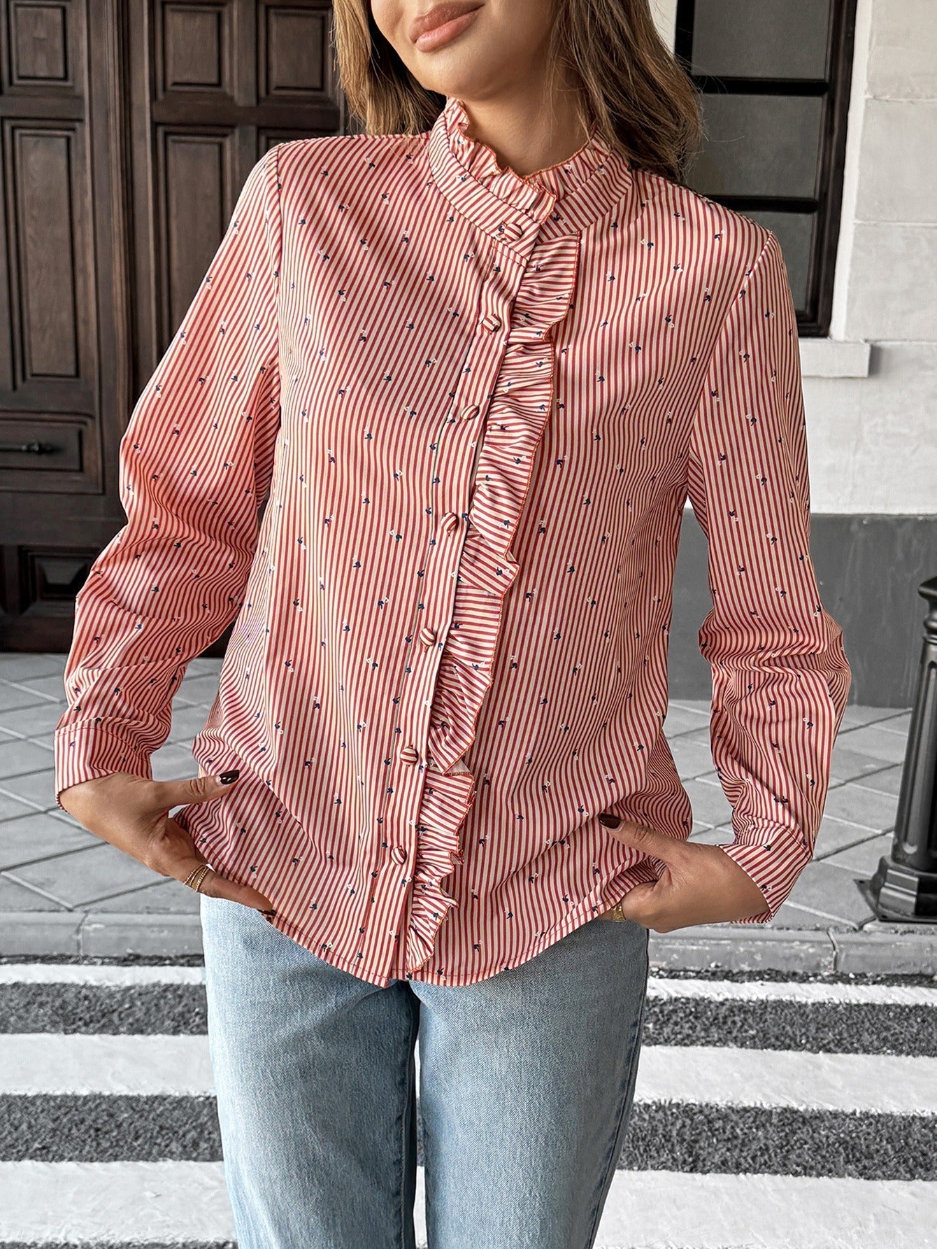 Langärmelige Damenbluse mit Rüschen und hohem Halsausschnitt - Lorena