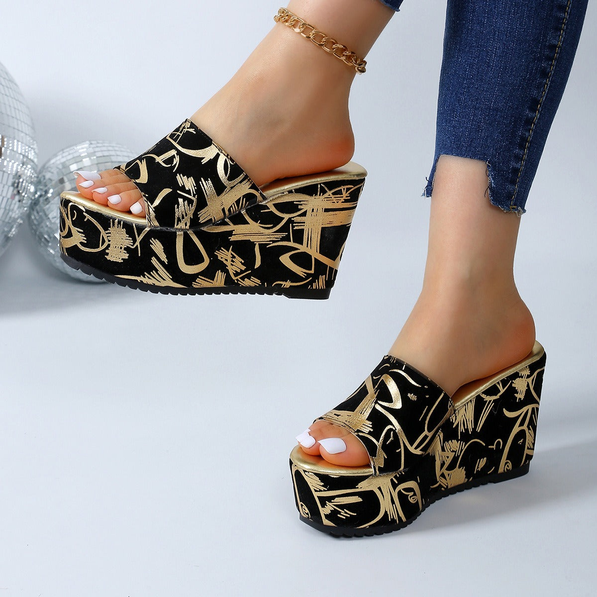 Offene Keilsandaletten mit grafischem Aufdruck für Damen - April