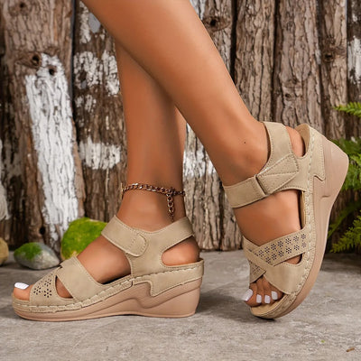 Damen-Sandalen mit Plateau und Klettverschluss im durchbrochenen Stil - Alicia