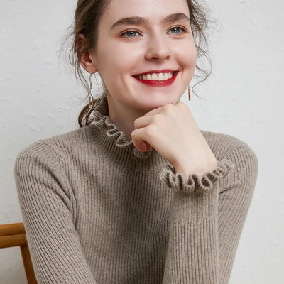 Lilia  - Gerippter Rollkragenpullover mit Rüschenkragen