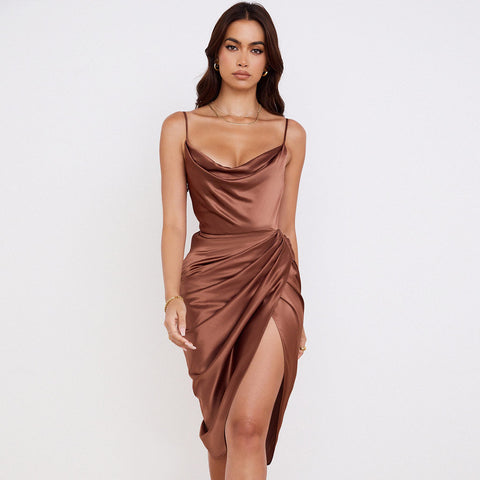 Jamie - Midikleid aus plissiertem Satin mit Wasserfallkragen und asymmetrischem Schlitz