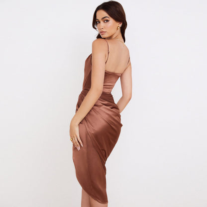 Jamie - Midikleid aus plissiertem Satin mit Wasserfallkragen und asymmetrischem Schlitz