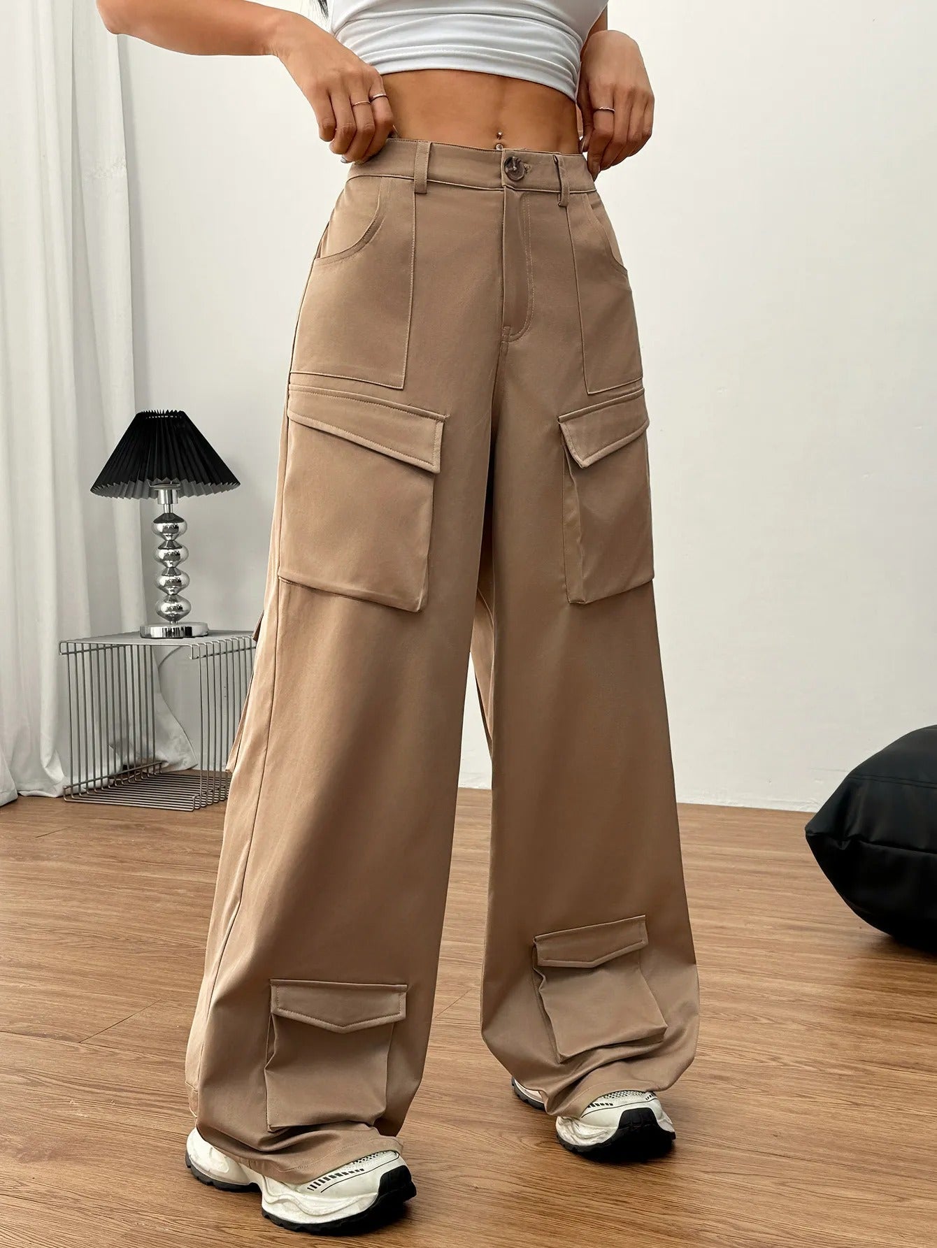 Damen Cargohose aus Baumwolle mit Utility-Taschen im weiten Stil - April