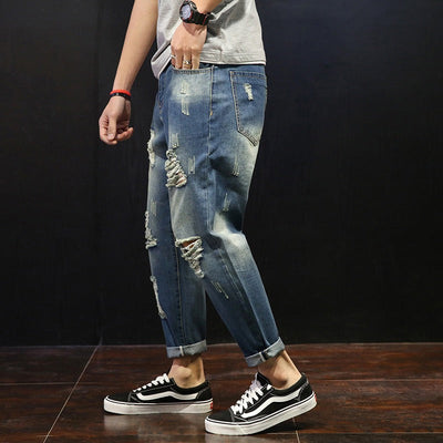 Gerade Herrenjeans mit abgenutztem Riss-Effekt - David