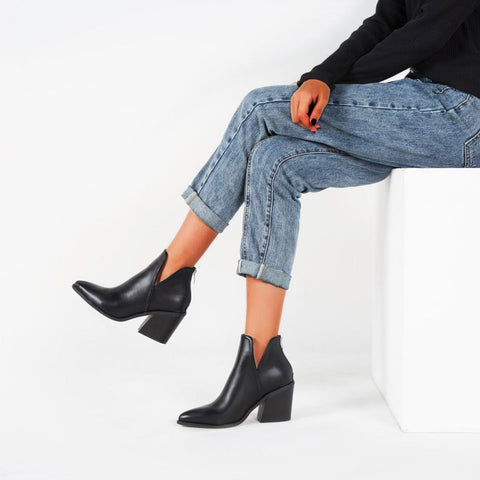 Amelia - Retro Kunstleder spitze Zehe Kerbe Chunky Heel Ankle Stiefel