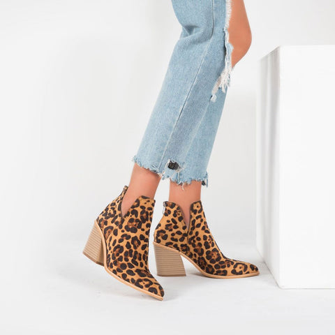 Kenia - Wildlederstiefel mit spitzer Spitze und Kerbschnitt und klobigem Absatz