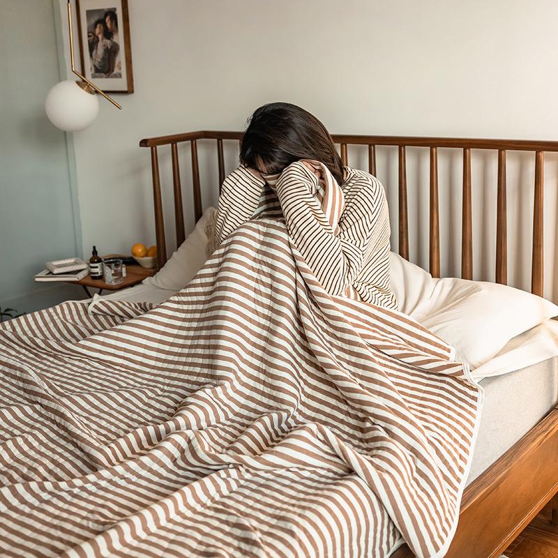 Gestreifte leichte Sommerbettdecke