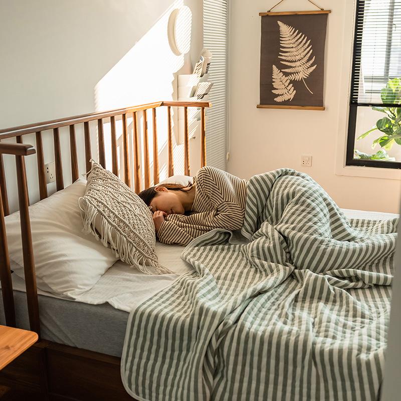 Gestreifte leichte Sommerbettdecke