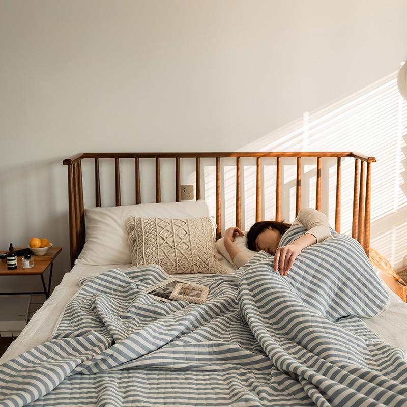 Gestreifte leichte Sommerbettdecke